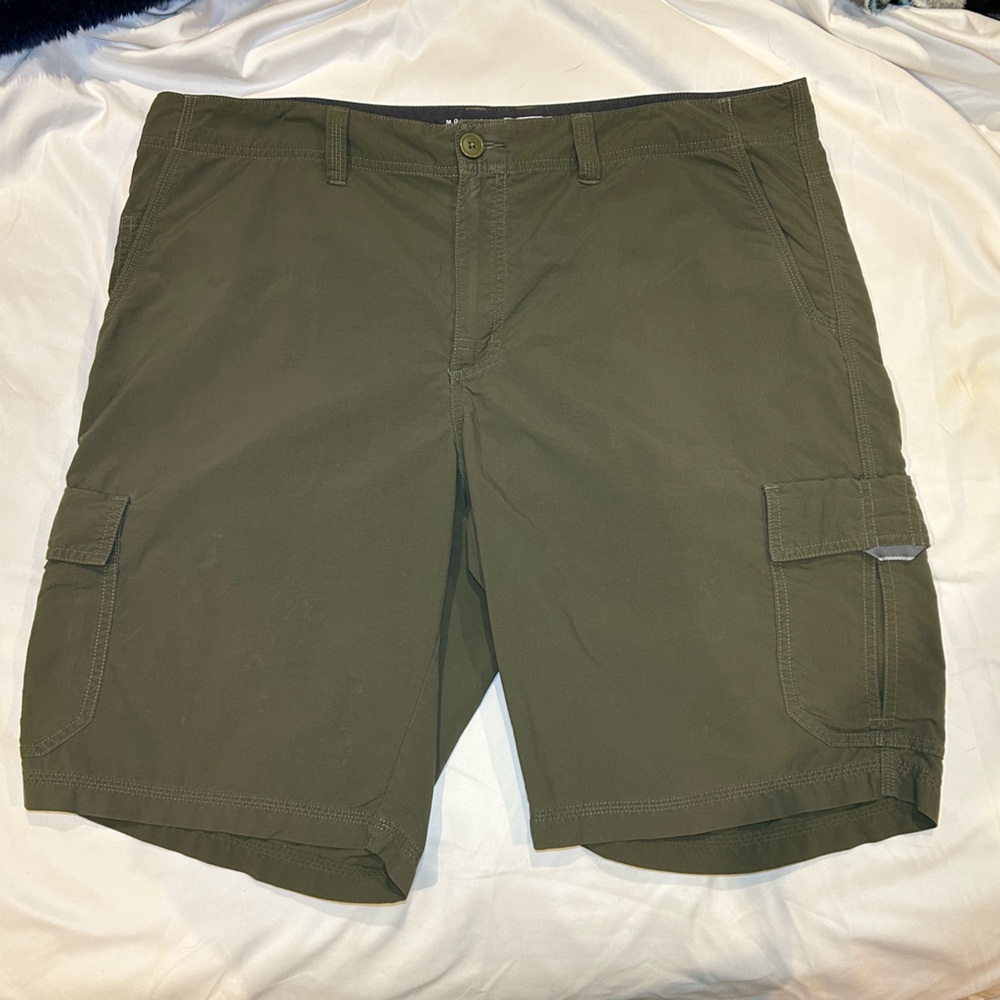Mountain Harwear Green Hiking Shorts Size 38